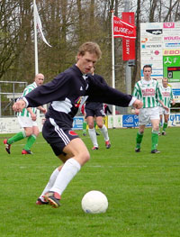 Henk Eenkhoorn kappen en draaien (Foto Helmich Lubberts)